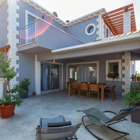 Gorgeous In With Private Swimming Pool, Be Inside Or Outside